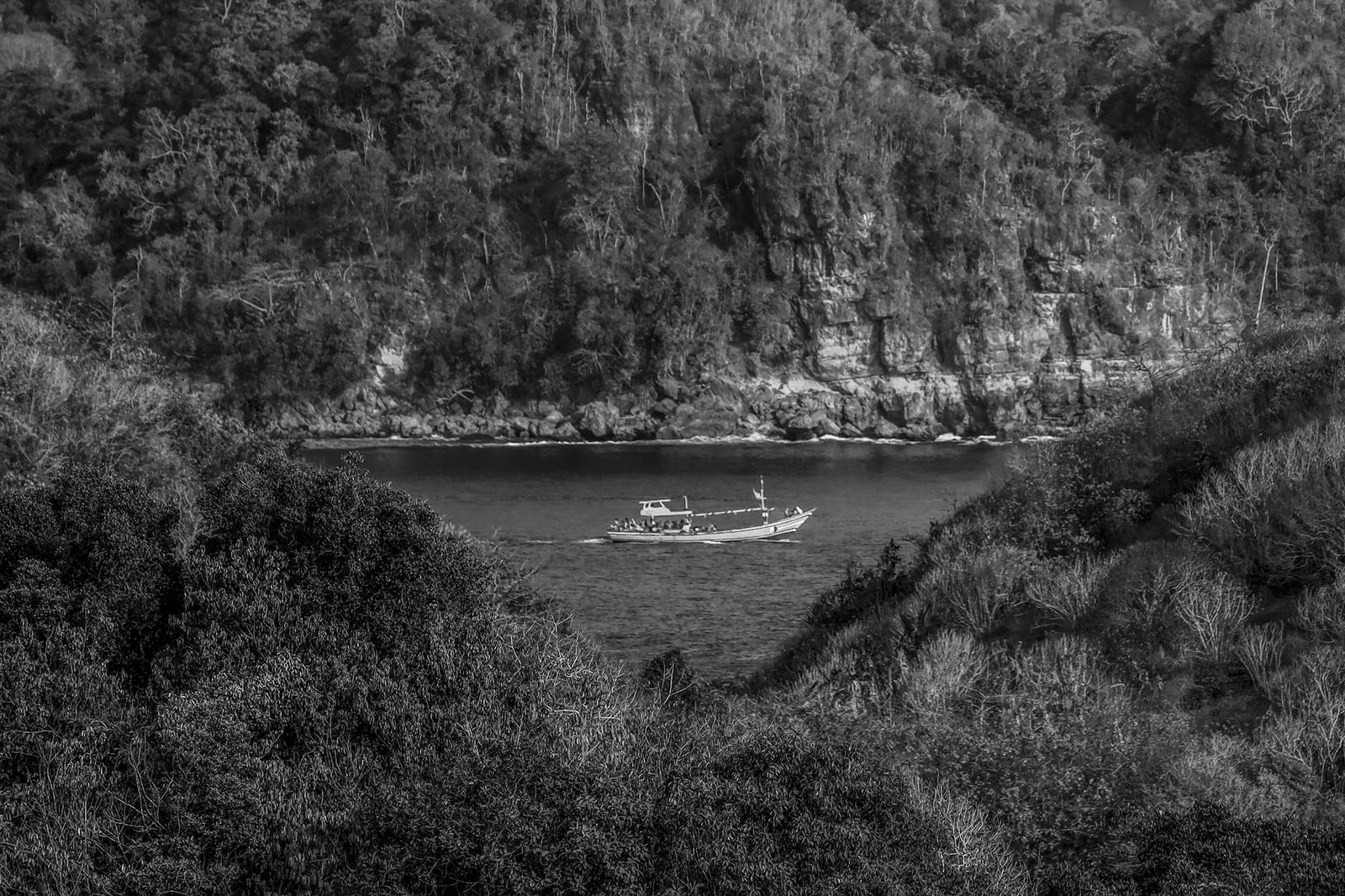 Hiace putih siap disewa di Malang, ideal untuk perjalanan grup nyaman dan aman