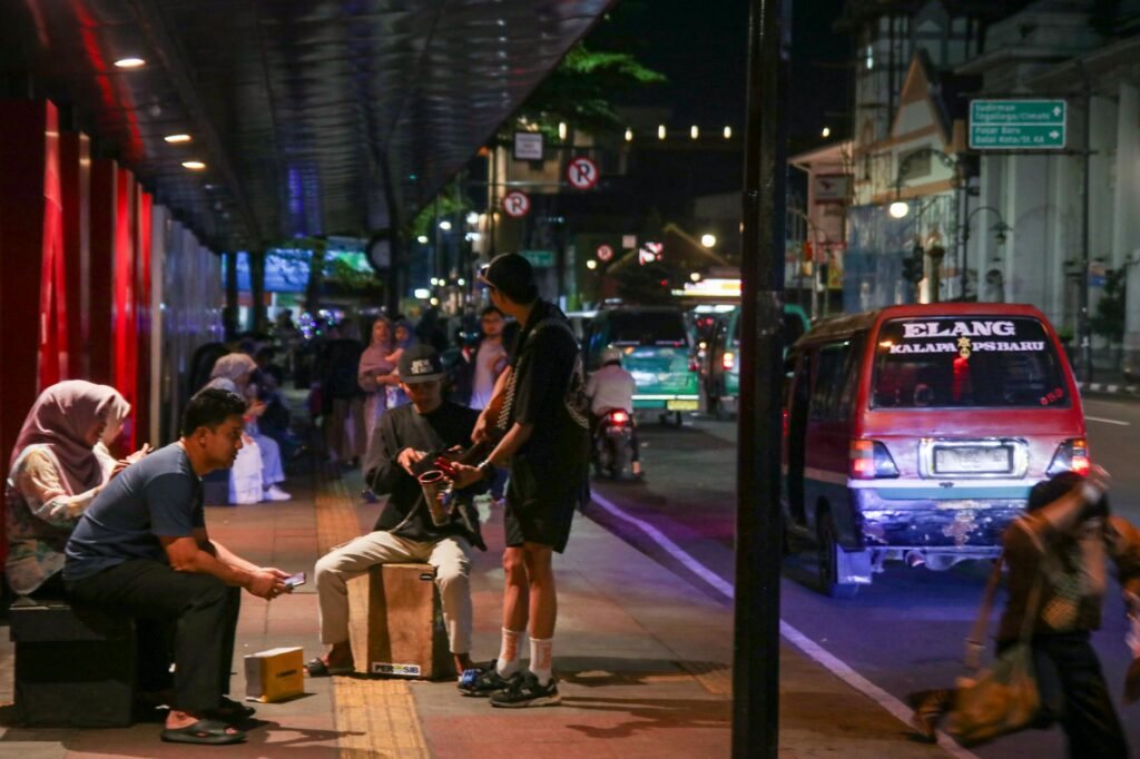 Sewa Hiace Bandung murah, mobil keluarga nyaman untuk perjalanan kota dan wisata.