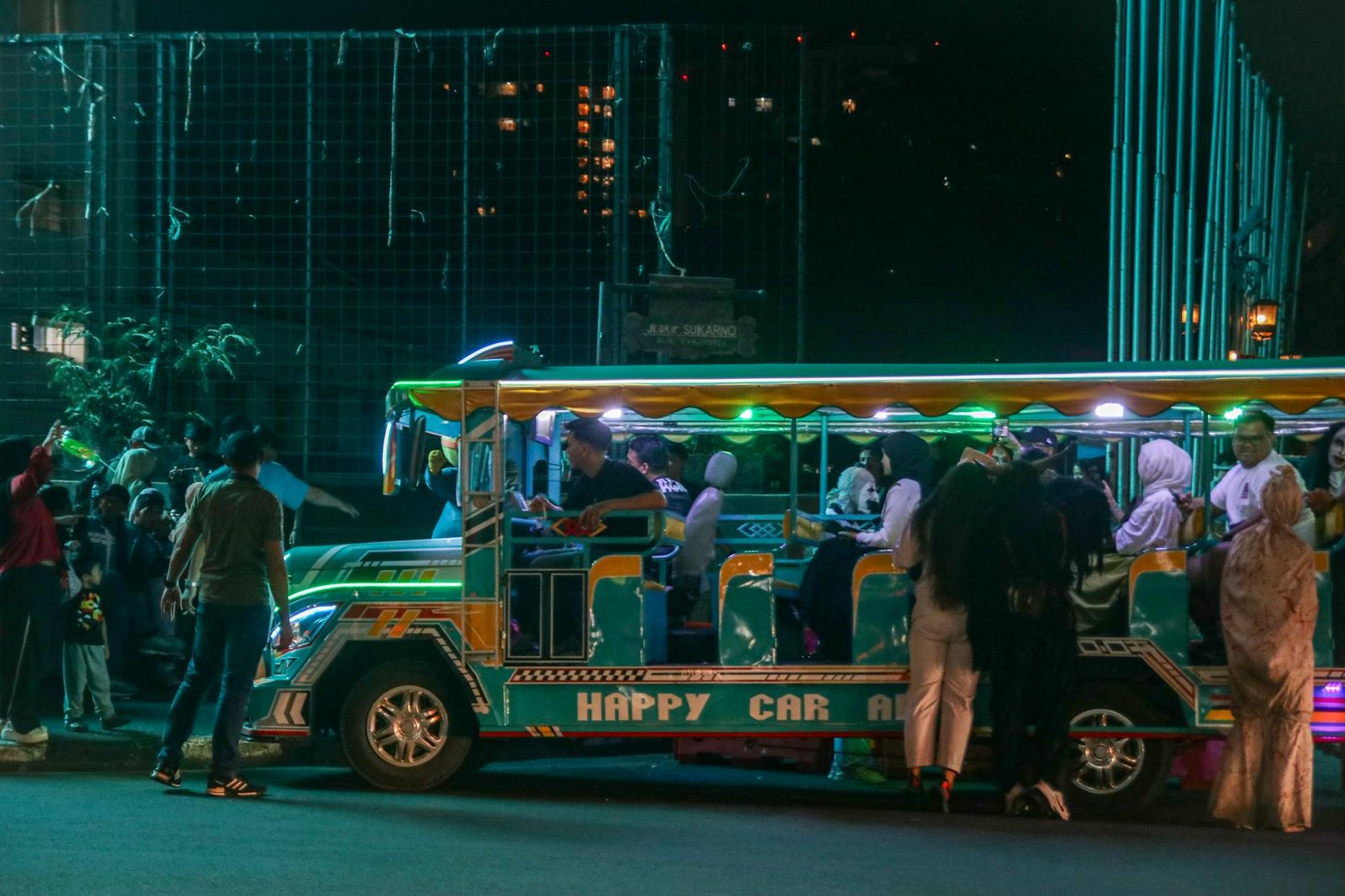 Sewa Hiace Solo Bandung, layanan transportasi nyaman untuk perjalanan grup di Bandung.