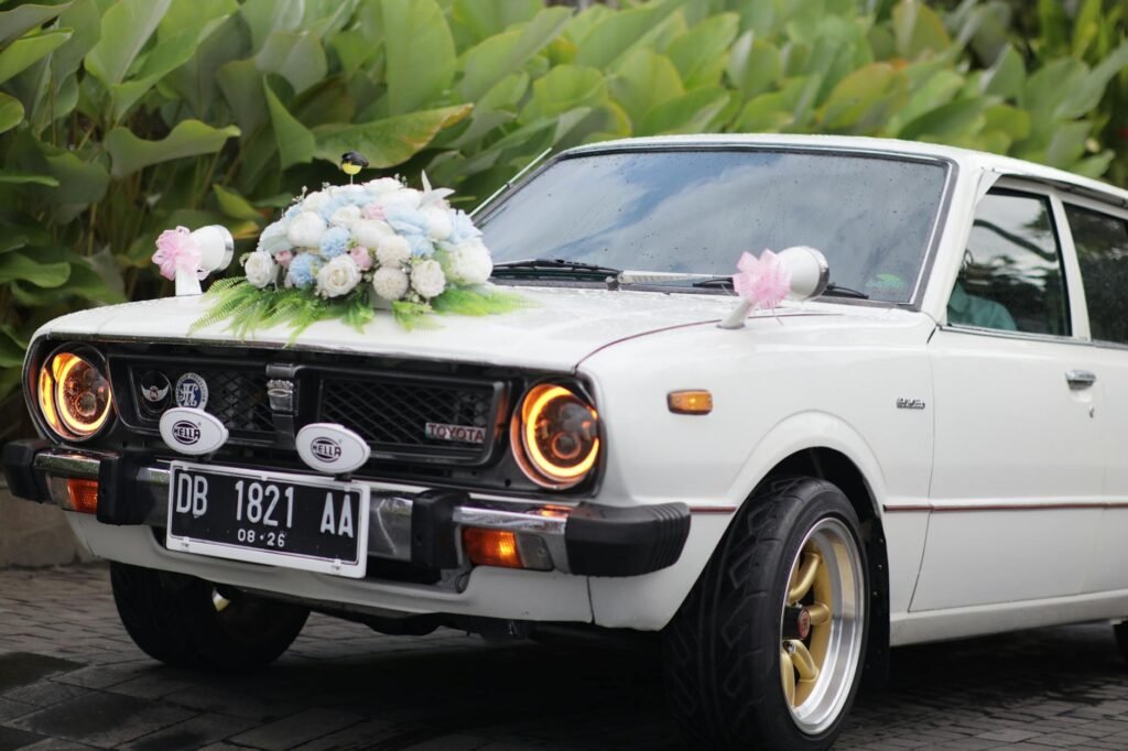 Mobil mewah berwarna hitam siap melaju di jalan Batam, layanan sewa mobil mewah Batam.