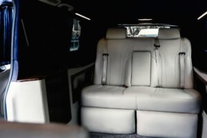 Alphard putih elegan siap disewa dengan tarif terjangkau, menampilkan interior mewah dan ruang penumpang lega