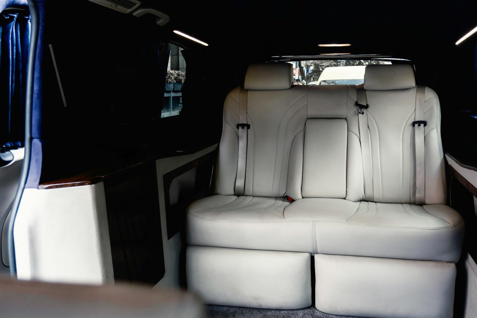 Hiace Luxury berwarna hitam siap melayani sewa di Semarang dengan fasilitas premium
