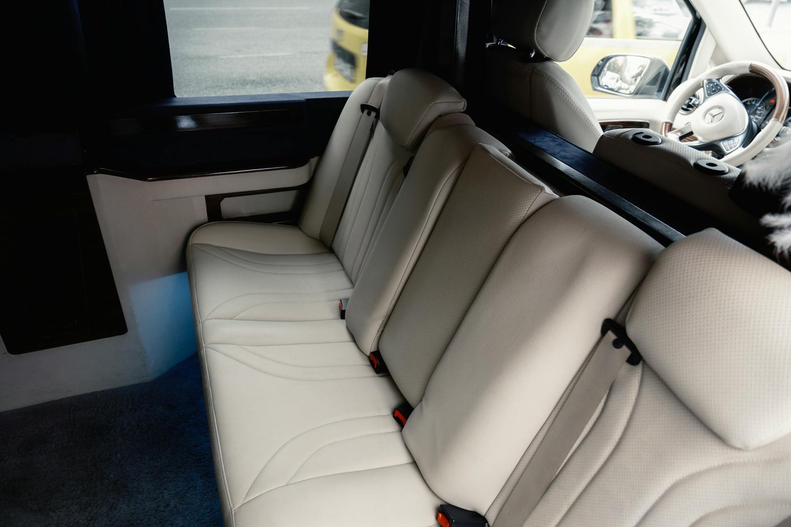 Harga sewa Hiace Luxury terjangkau, detail tarif harian, mingguan, dan bulanan lengkap di sini