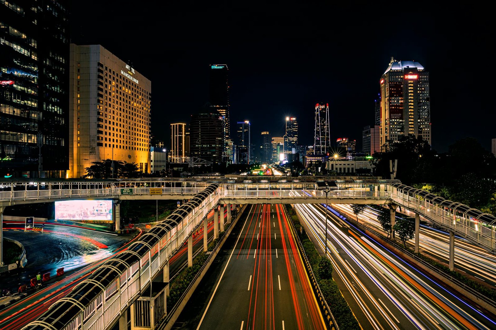 Sewa Hiace di Jakarta dengan layanan terpercaya, harga bersaing, dan armada bersih
