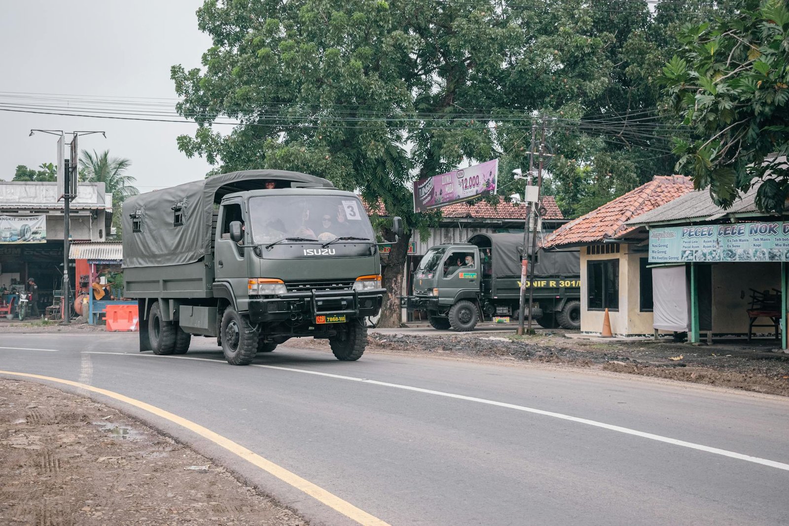 Mobil melaju di jalan utama Semarang, menampilkan keindahan kota dan aktivitas lalu lintas