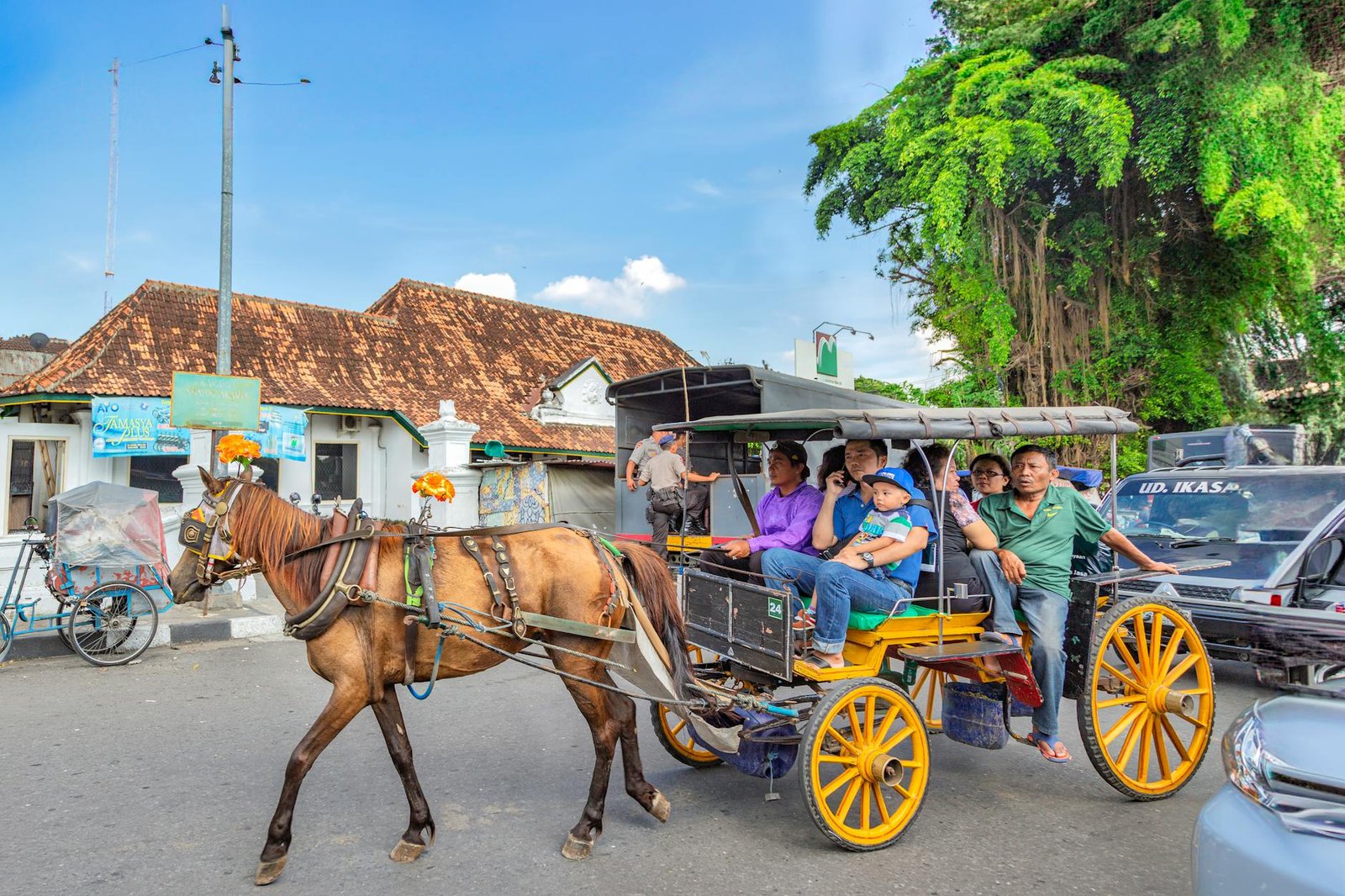 Mobil mewah berkilau melaju di jalan raya, menampilkan desain elegan dan performa tinggi.