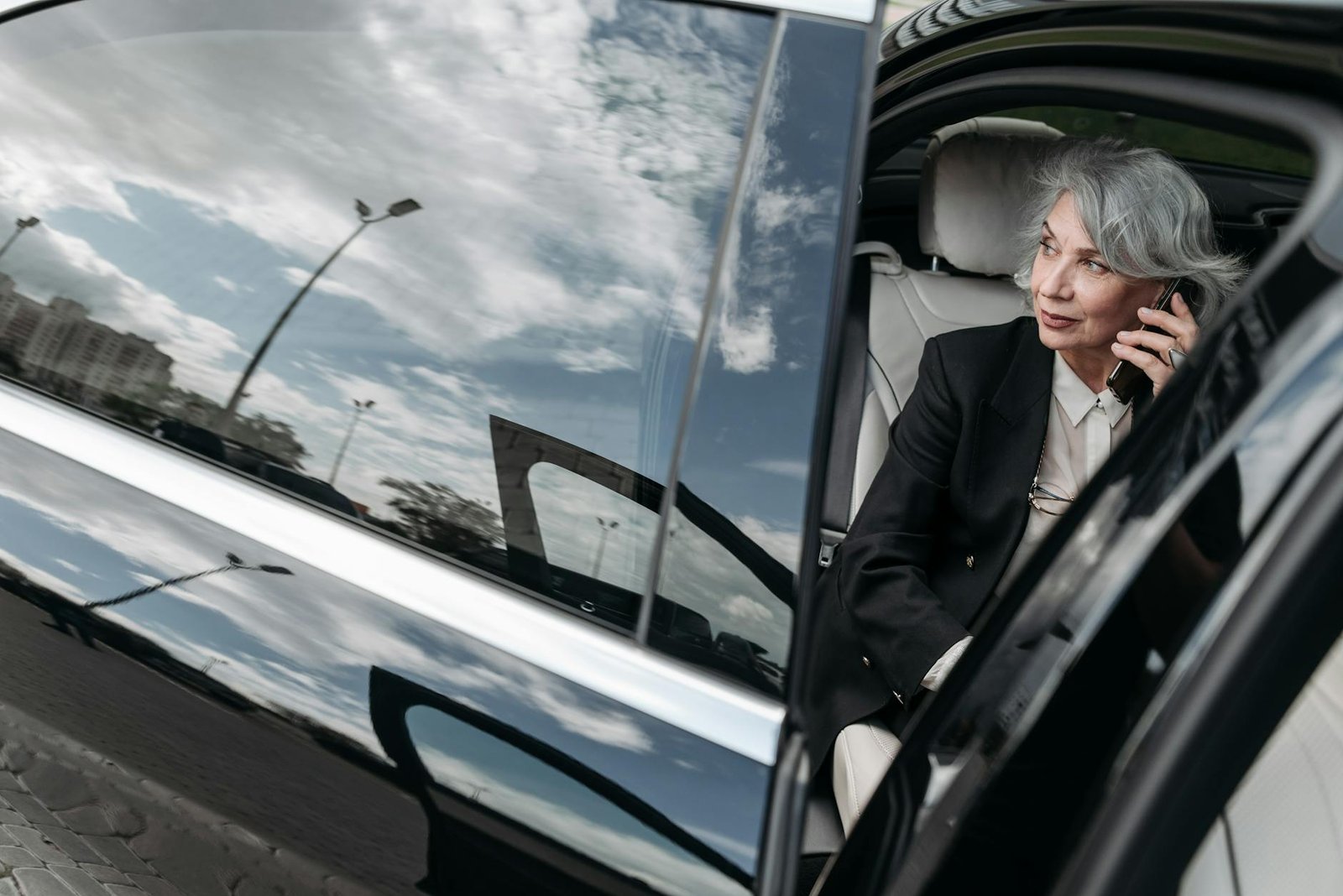 Mobil mewah premium siap disewa tahunan, layanan eksklusif untuk perjalanan bisnis dan liburan mewah.
