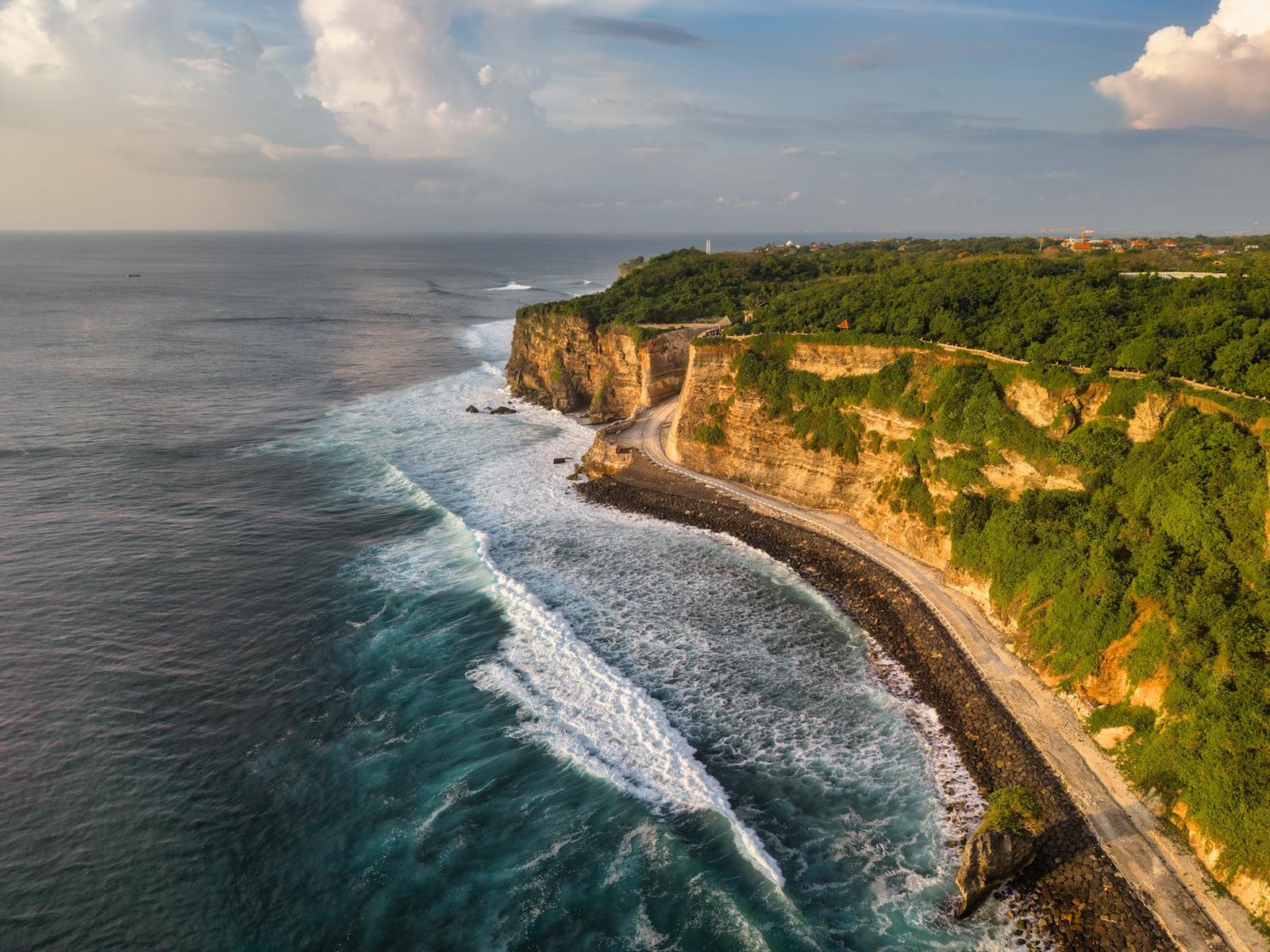 Alphard mewah siap disewa di Bali, nyaman untuk perjalanan keluarga atau grup